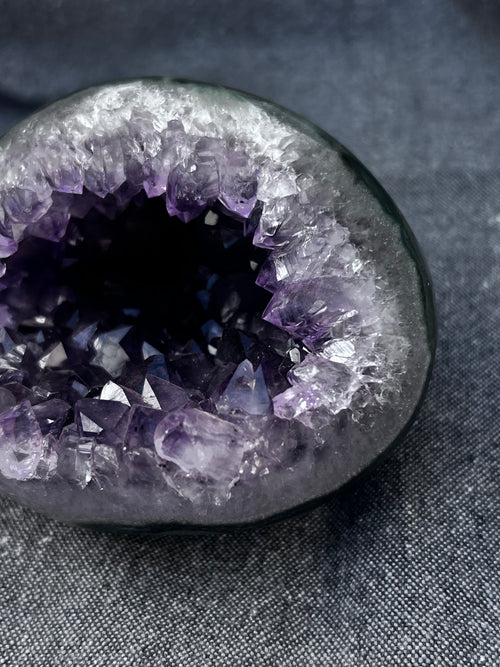 The Alabaster Violet Dome (665g Organic Unikat)
