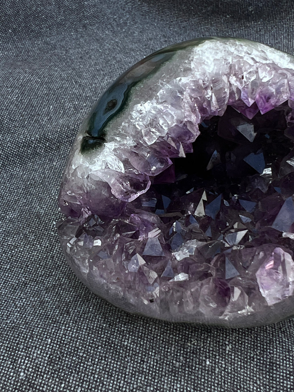 The Alabaster Violet Dome (665g Organic Unikat)