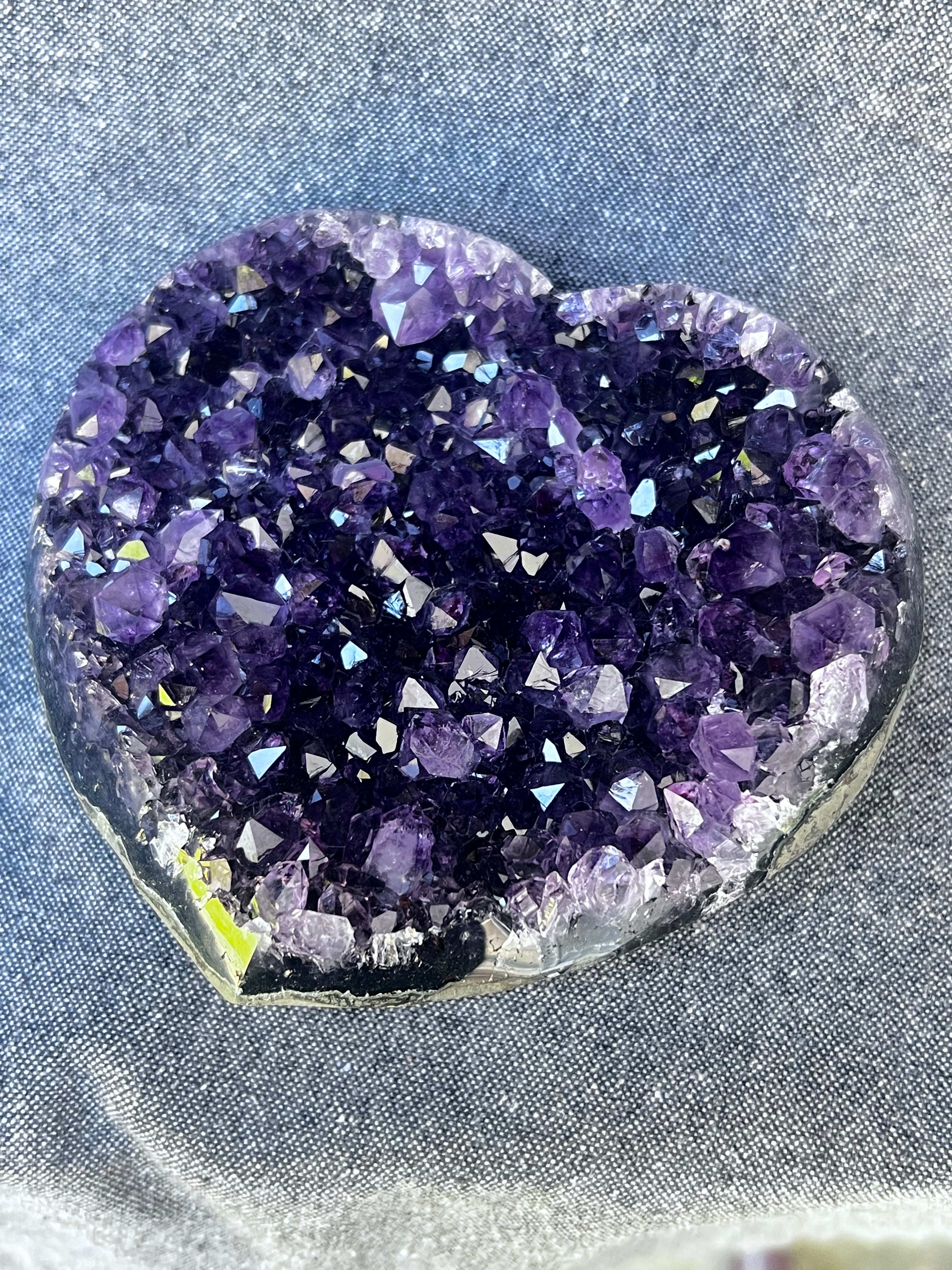 ARTIGAS DEEP VIOLET HEART — 623 g Q1 AAA Amethyst