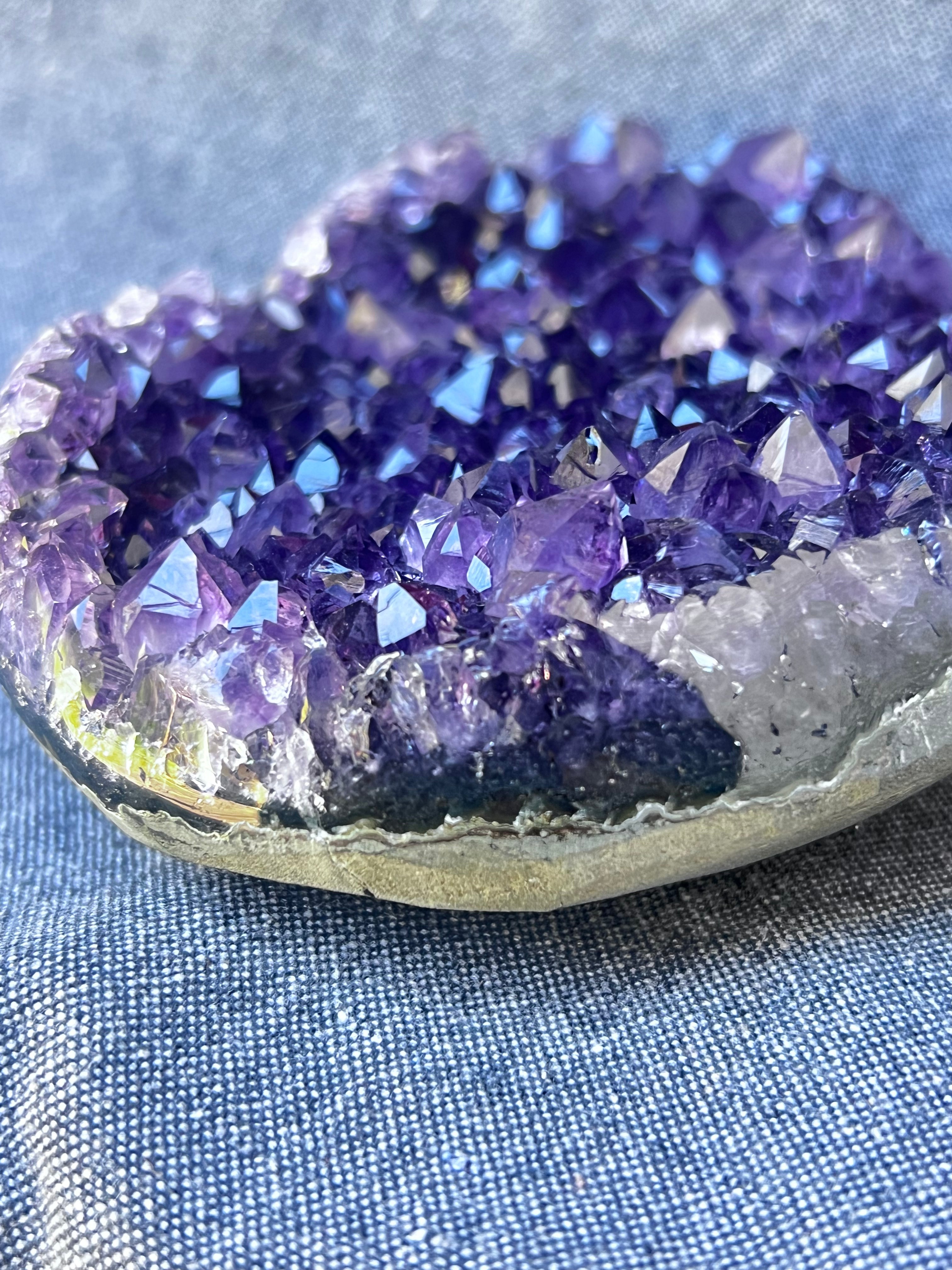 ARTIGAS DEEP VIOLET HEART — 623 g Q1 AAA Amethyst