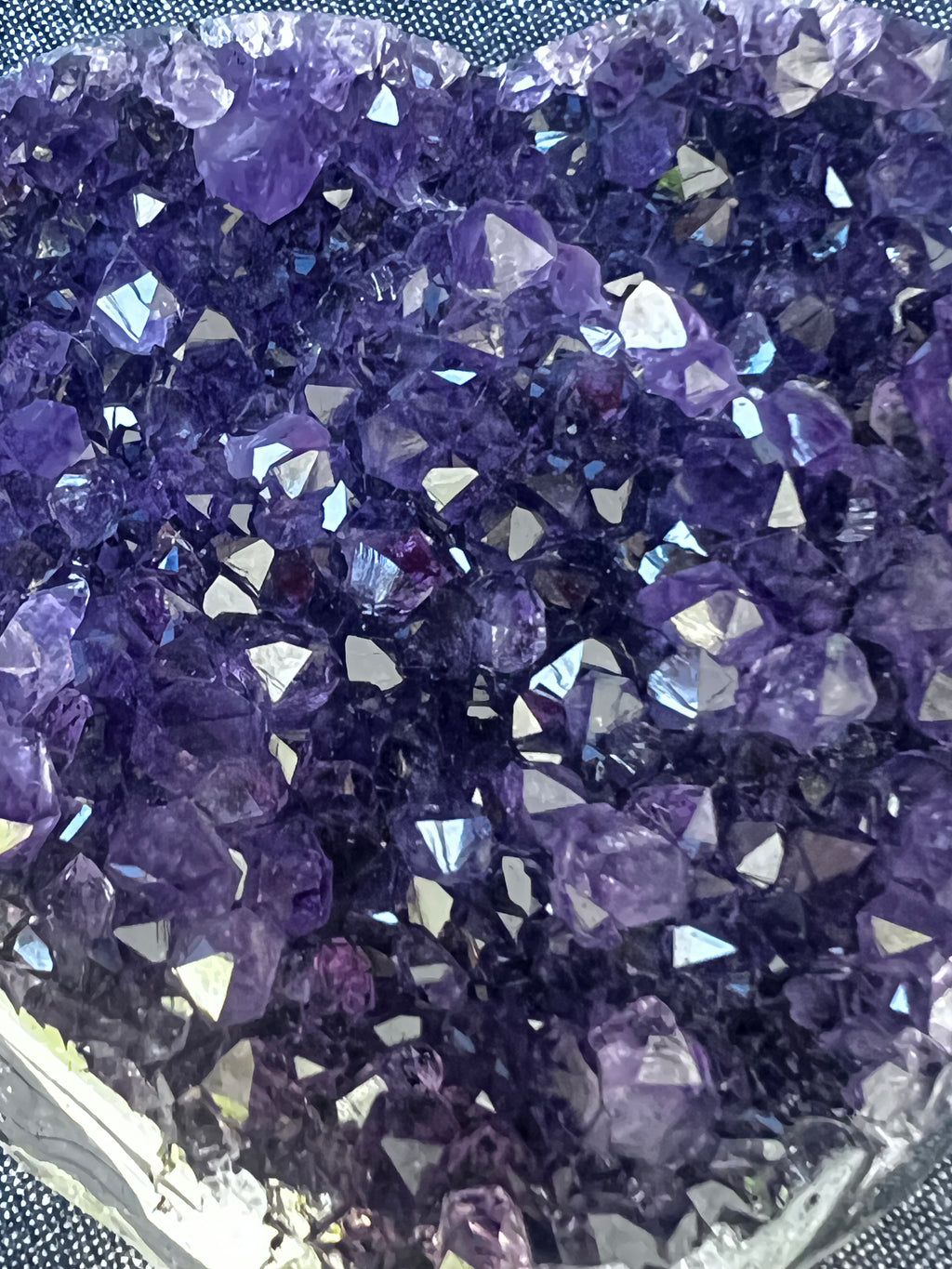 ARTIGAS DEEP VIOLET HEART — 623 g Q1 AAA Amethyst
