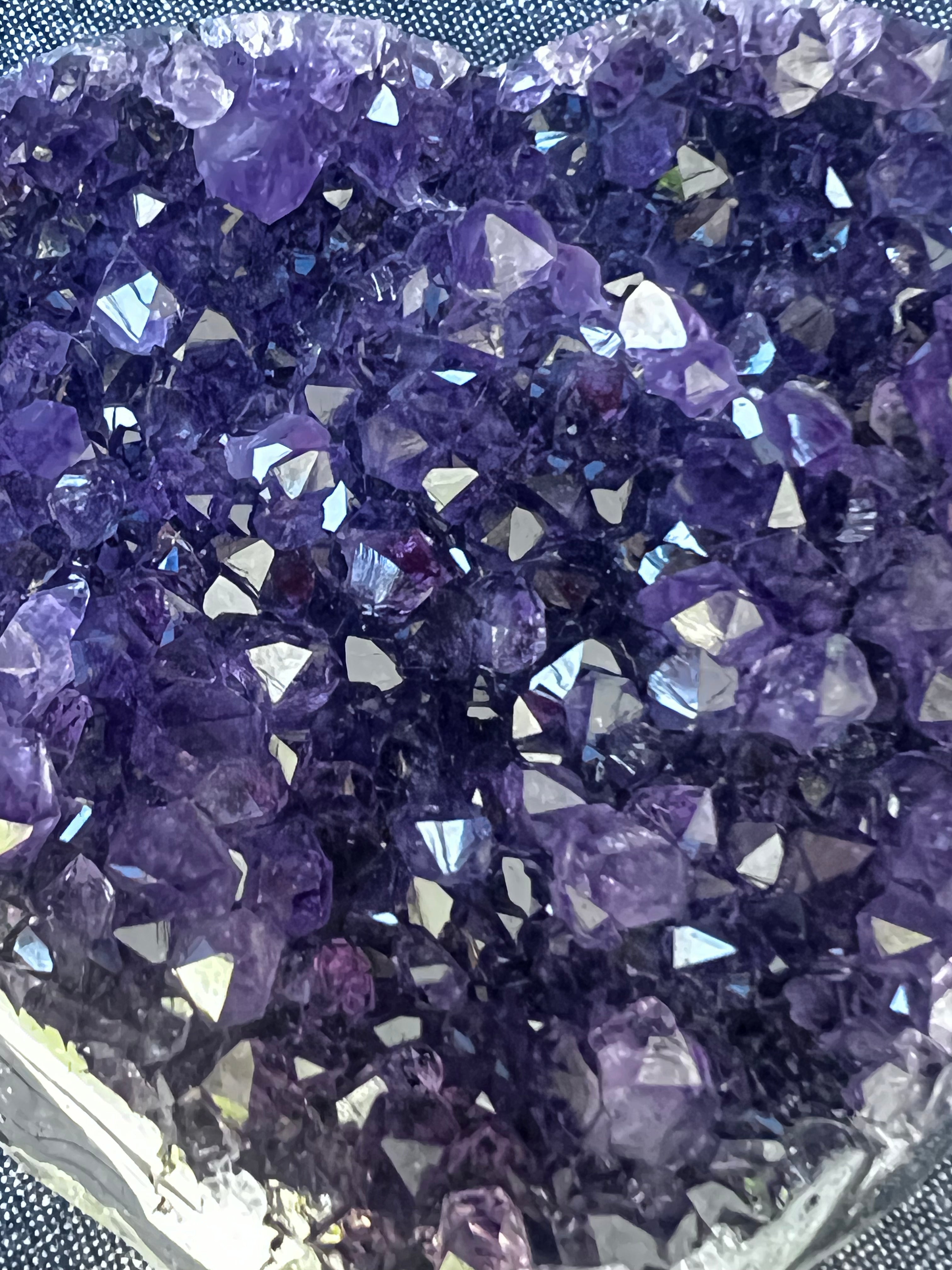 ARTIGAS DEEP VIOLET HEART — 623 g Q1 AAA Amethyst